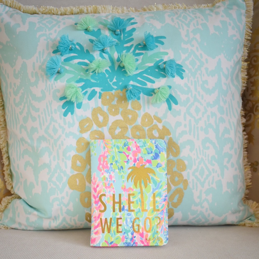 Lilly Pulitzer Shell We Go Passport Holder NWT